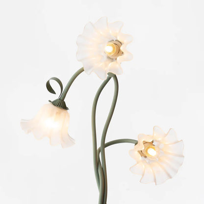 Lampa stojąca w stylu retro – podłogowa lampa kwiatowa z kloszami w kształcie lilii