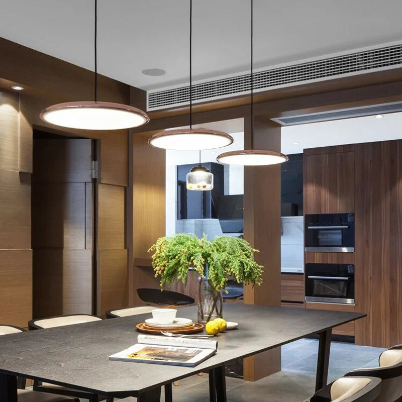 Nowoczesna lampa wisząca LED – ultracienki klosz, designerskie oświetlenie sufitowe do salonu lub jadalni