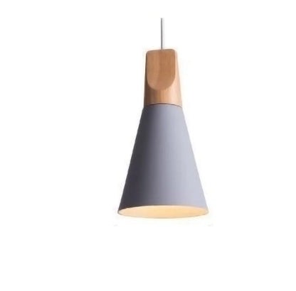 Skandynawskie lampy wiszące – kolorowe stożki z drewna i metalu