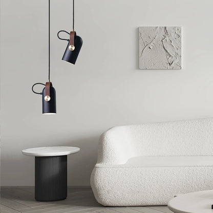Nowoczesna lampa wisząca z drewnianym akcentem i metalowym kloszem – styl loftowy