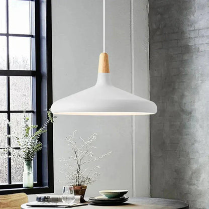 Skandynawska lampa wisząca z kolorowym kloszem i drewnianym wykończeniem