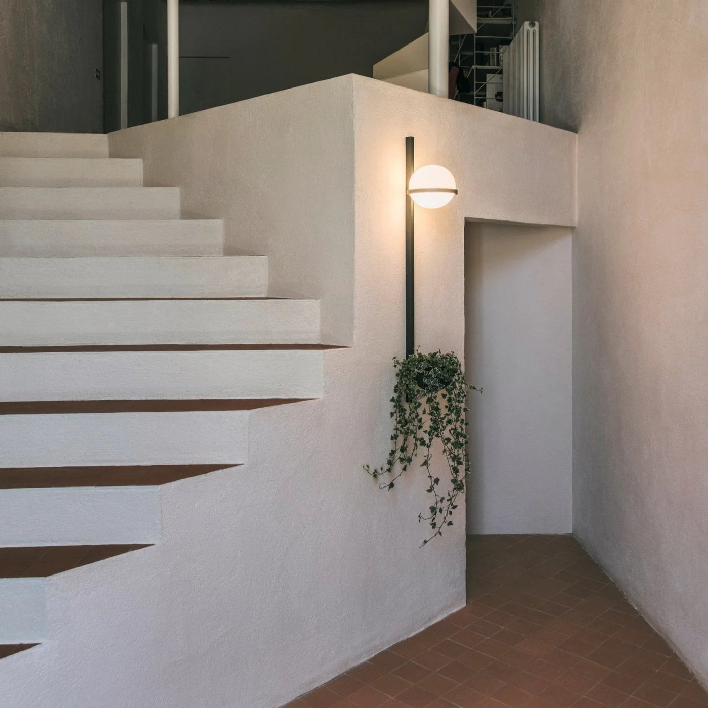 Nowoczesna Kinkietowa Lampa Ścienna z Kulkami LED i Doniczką