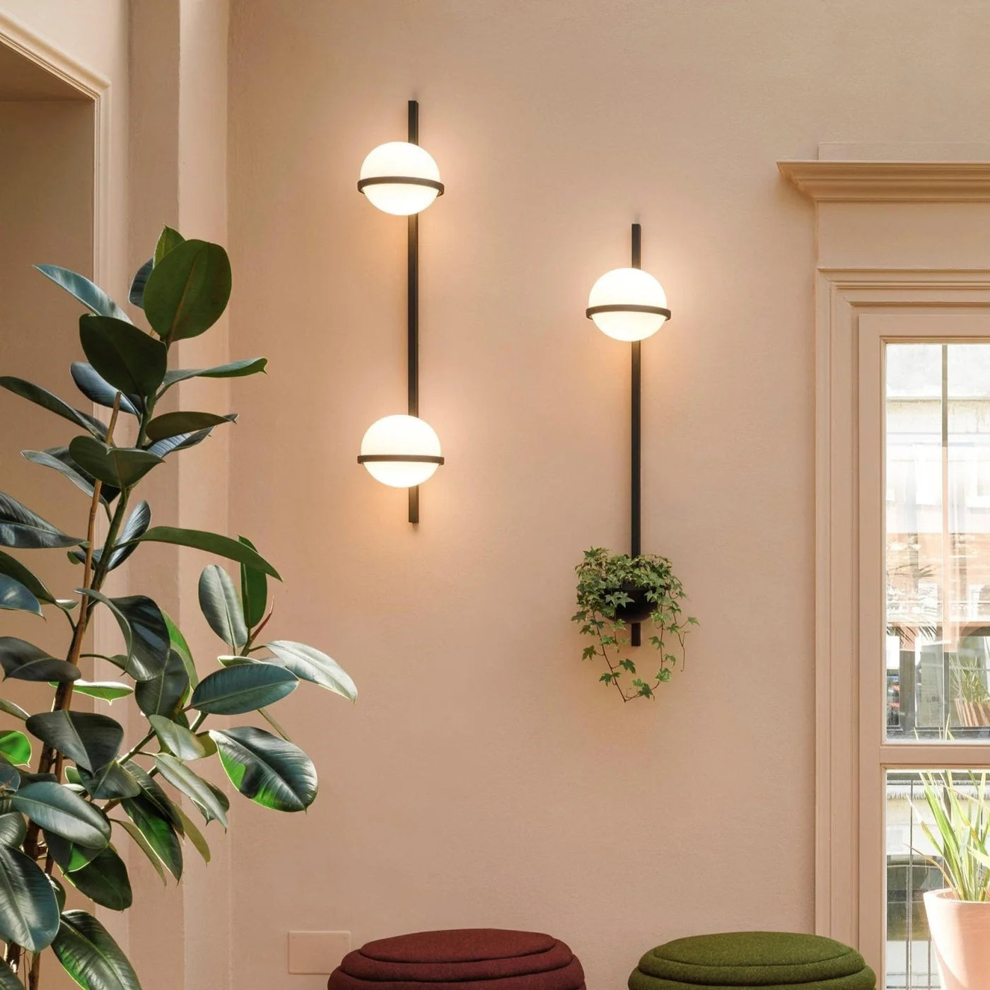 Nowoczesna Kinkietowa Lampa Ścienna z Kulkami LED i Doniczką