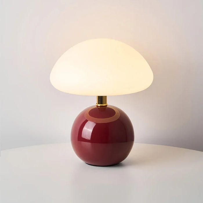 Nowoczesna lampa stołowa z kulistą podstawą i kloszem w kształcie grzybka – styl minimalistyczny