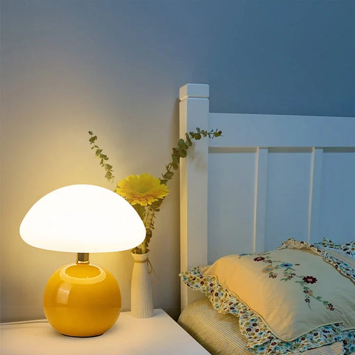 Nowoczesna lampa stołowa z kulistą podstawą i kloszem w kształcie grzybka – styl minimalistyczny