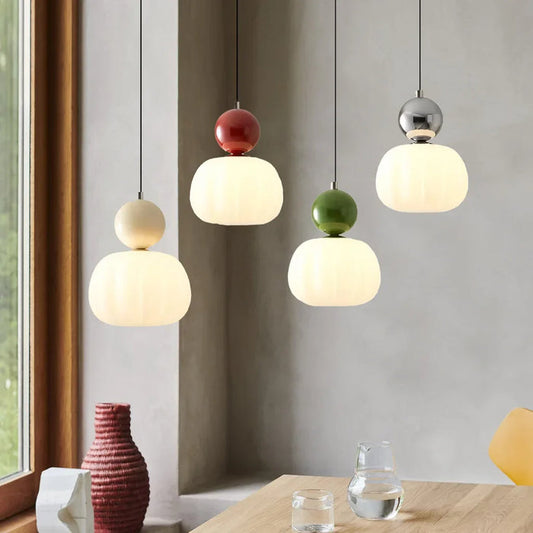 Nowoczesna lampa wisząca z kulistym elementem dekoracyjnym