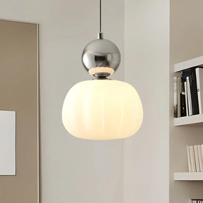 Nowoczesna lampa wisząca z kulistym elementem dekoracyjnym