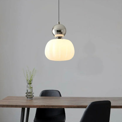 Nowoczesna lampa wisząca z kulistym elementem dekoracyjnym