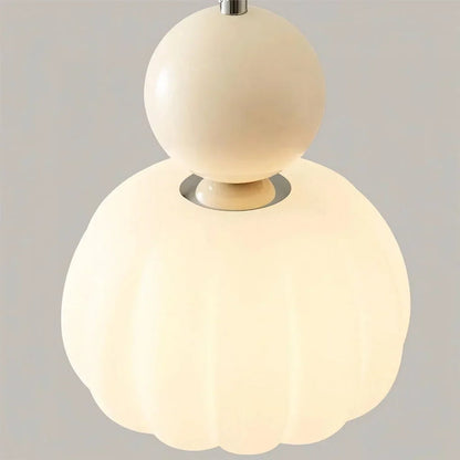 Nowoczesna lampa wisząca z kulistym elementem dekoracyjnym