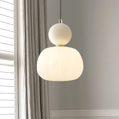 Nowoczesna lampa wisząca z kulistym elementem dekoracyjnym