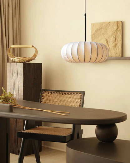 Lampa sufitowa z jedwabnym kloszem styl japoński wabi-sabi – owalny klosz z delikatnym żebrowaniem