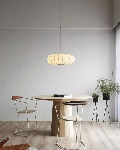 Lampa sufitowa z jedwabnym kloszem styl japoński wabi-sabi – owalny klosz z delikatnym żebrowaniem