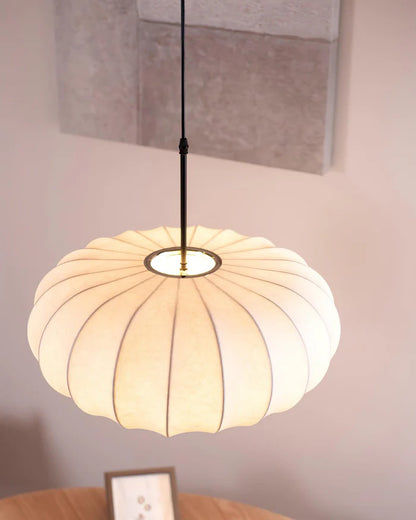 Lampa sufitowa z jedwabnym kloszem styl japoński wabi-sabi – owalny klosz z delikatnym żebrowaniem