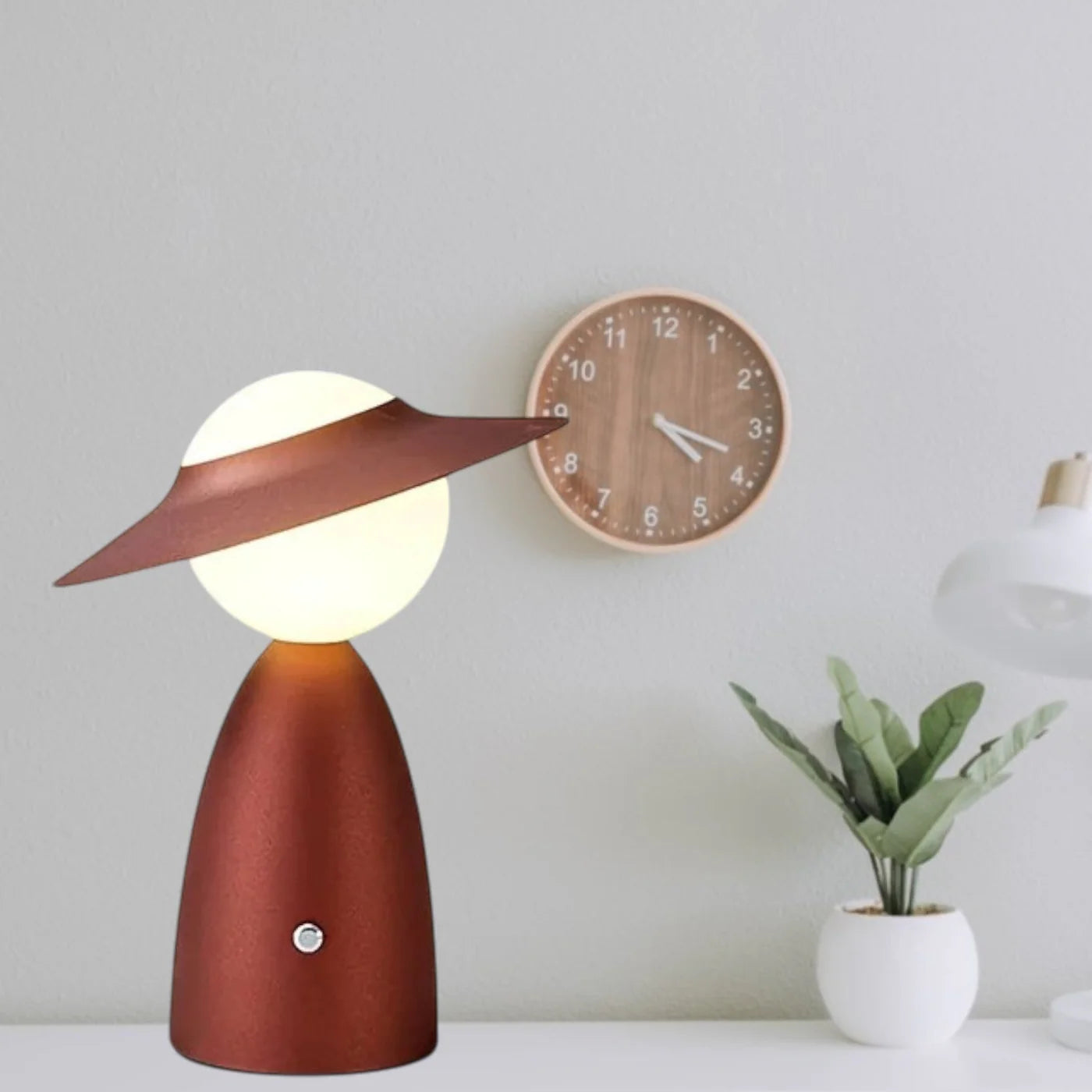 Lampa stołowa LED w kształcie postaci z kapeluszem – designerska lampka nocna do salonu lub sypialni