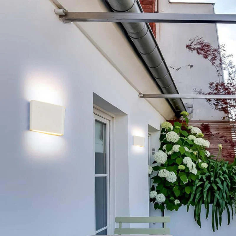 Nowoczesny wodoodporny kinkiet LED dwukierunkowy – światło góra/dół