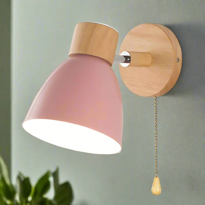 Nowoczesna kinkietowa lampa ścienna z drewnianą bazą i metalowym kloszem
